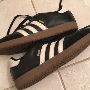 Adidas samba tennis shoes